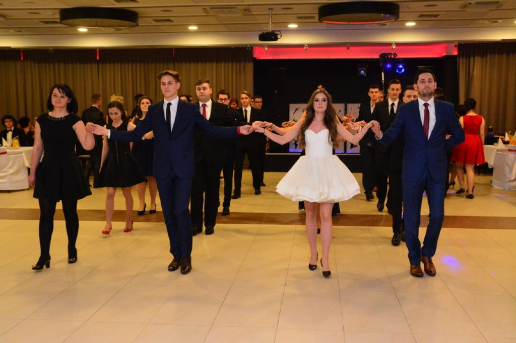 Studniówki 2016: Maturzyści I LO w Brzegu, zatańczyli reprezentacyjnego poloneza [galeria zdjęć]