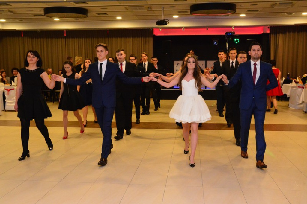 Studniówki 2016: Maturzyści I LO w Brzegu, zatańczyli reprezentacyjnego poloneza [galeria zdjęć]