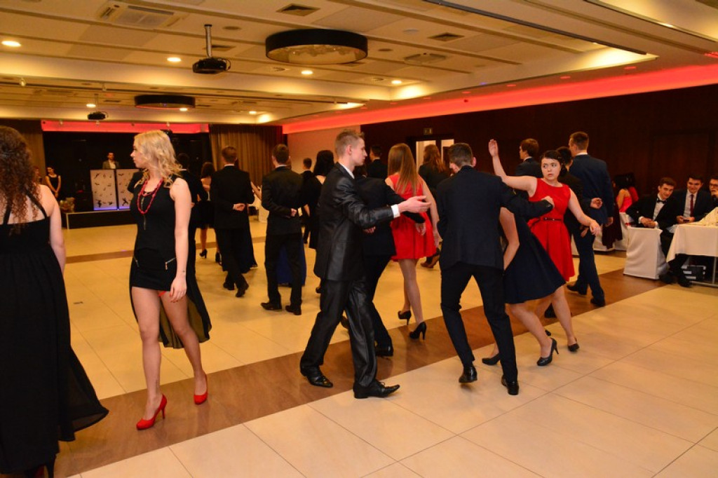 Studniówki 2016: Maturzyści I LO w Brzegu, zatańczyli reprezentacyjnego poloneza [galeria zdjęć]