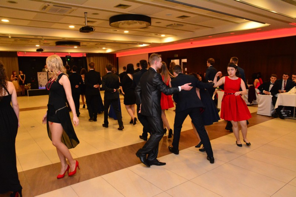 Studniówki 2016: Maturzyści I LO w Brzegu, zatańczyli reprezentacyjnego poloneza [galeria zdjęć]