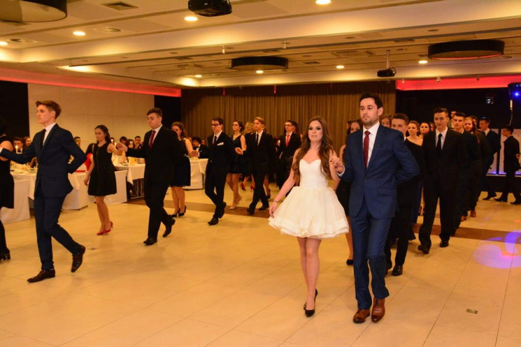Studniówki 2016: Maturzyści I LO w Brzegu, zatańczyli reprezentacyjnego poloneza [galeria zdjęć]