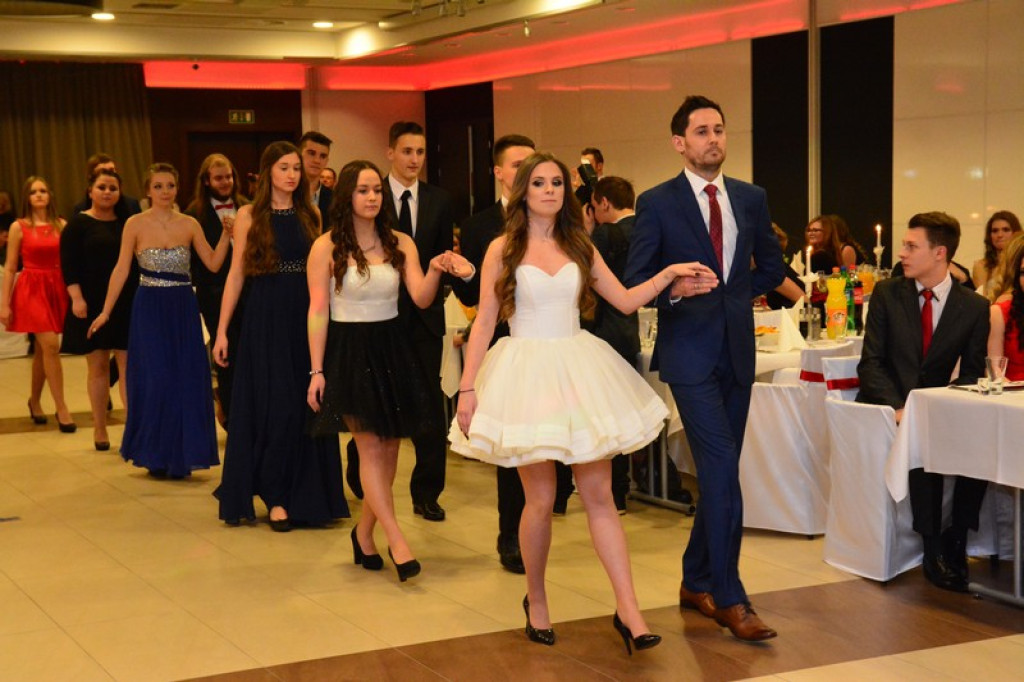 Studniówki 2016: Maturzyści I LO w Brzegu, zatańczyli reprezentacyjnego poloneza [galeria zdjęć]