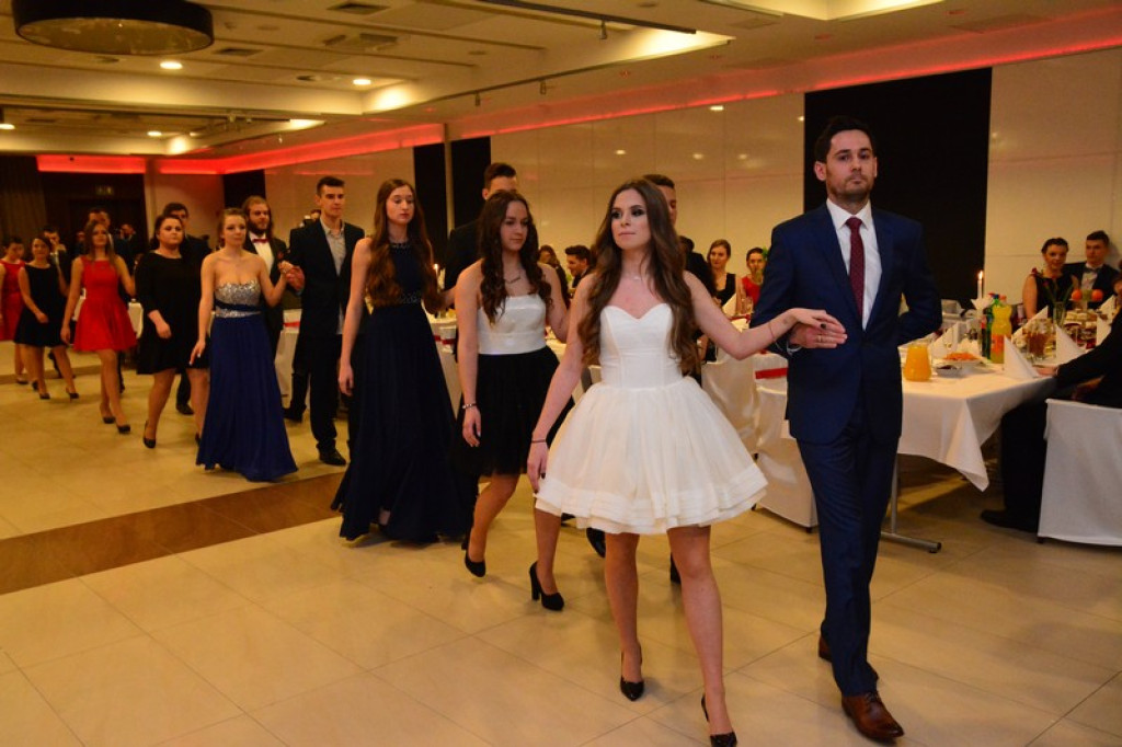 Studniówki 2016: Maturzyści I LO w Brzegu, zatańczyli reprezentacyjnego poloneza [galeria zdjęć]