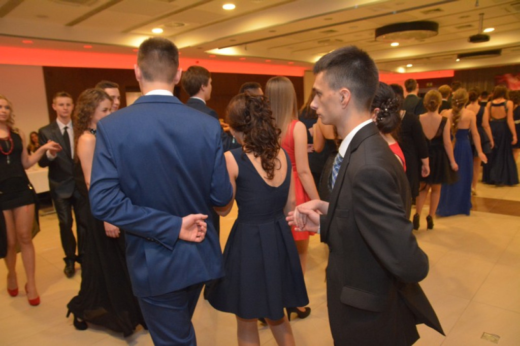 Studniówki 2016: Maturzyści I LO w Brzegu, zatańczyli reprezentacyjnego poloneza [galeria zdjęć]