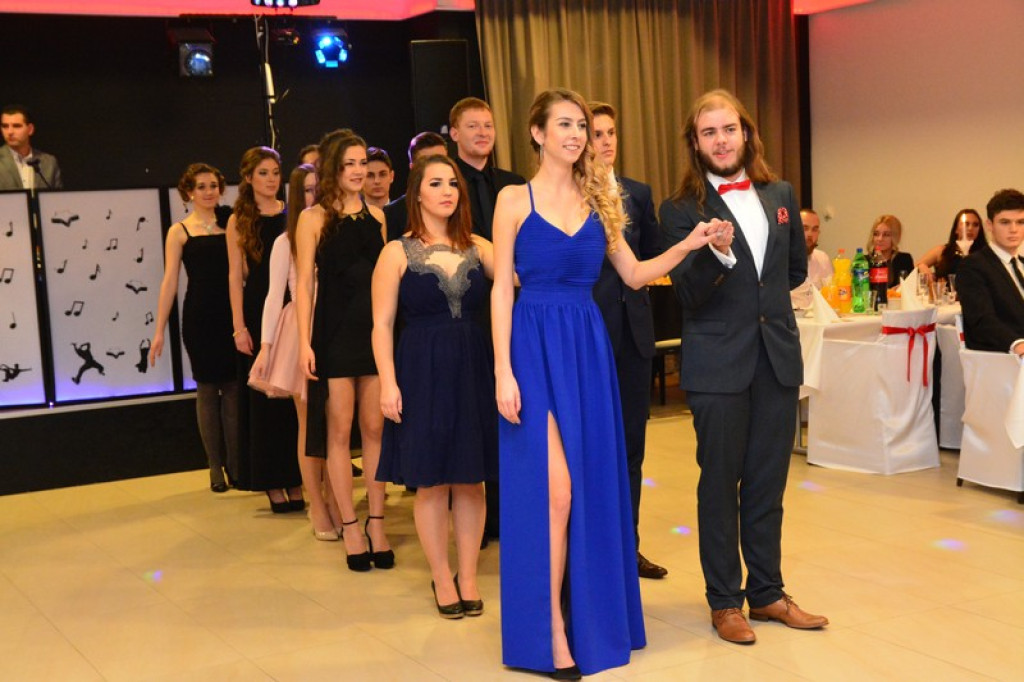 Studniówki 2016: Maturzyści I LO w Brzegu, zatańczyli reprezentacyjnego poloneza [galeria zdjęć]