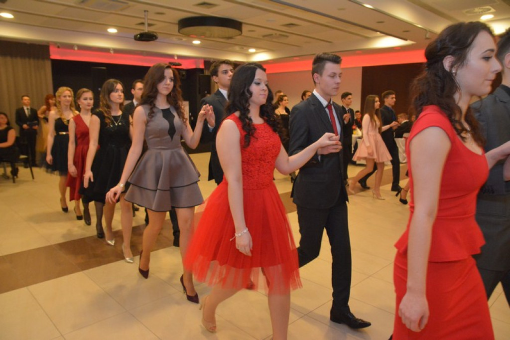 Studniówki 2016: Maturzyści I LO w Brzegu, zatańczyli reprezentacyjnego poloneza [galeria zdjęć]