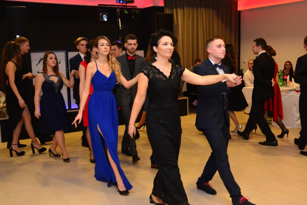 Studniówki 2016: Maturzyści I LO w Brzegu, zatańczyli reprezentacyjnego poloneza [galeria zdjęć]