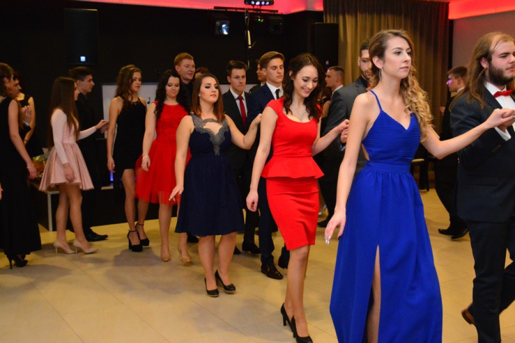 Studniówki 2016: Maturzyści I LO w Brzegu, zatańczyli reprezentacyjnego poloneza [galeria zdjęć]