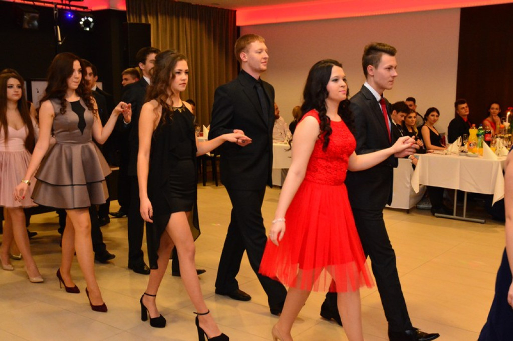 Studniówki 2016: Maturzyści I LO w Brzegu, zatańczyli reprezentacyjnego poloneza [galeria zdjęć]