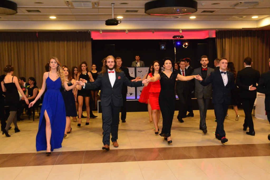 Studniówki 2016: Maturzyści I LO w Brzegu, zatańczyli reprezentacyjnego poloneza [galeria zdjęć]