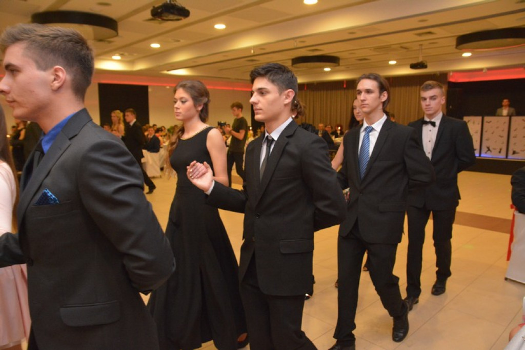 Studniówki 2016: Maturzyści I LO w Brzegu, zatańczyli reprezentacyjnego poloneza [galeria zdjęć]