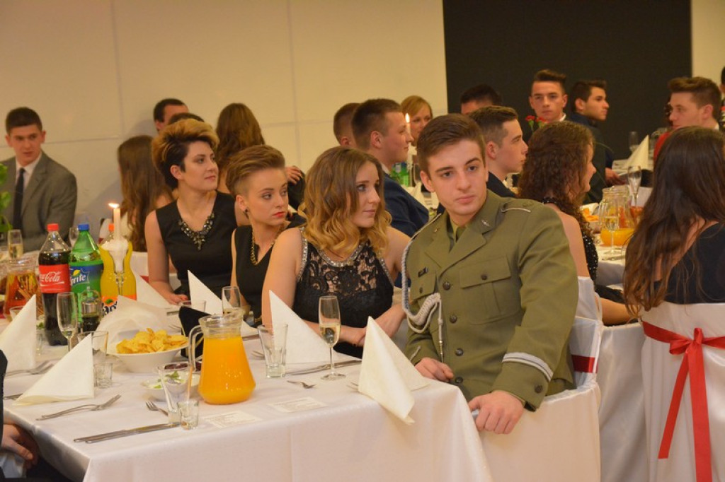 Studniówki 2016: Maturzyści I LO w Brzegu, zatańczyli reprezentacyjnego poloneza [galeria zdjęć]