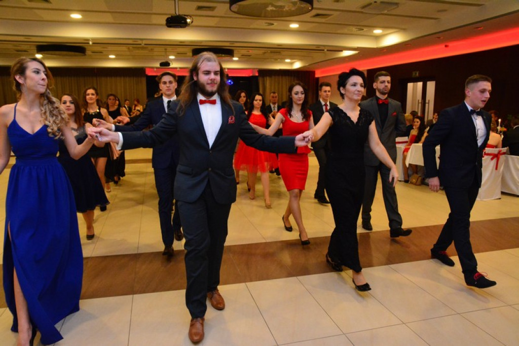 Studniówki 2016: Maturzyści I LO w Brzegu, zatańczyli reprezentacyjnego poloneza [galeria zdjęć]