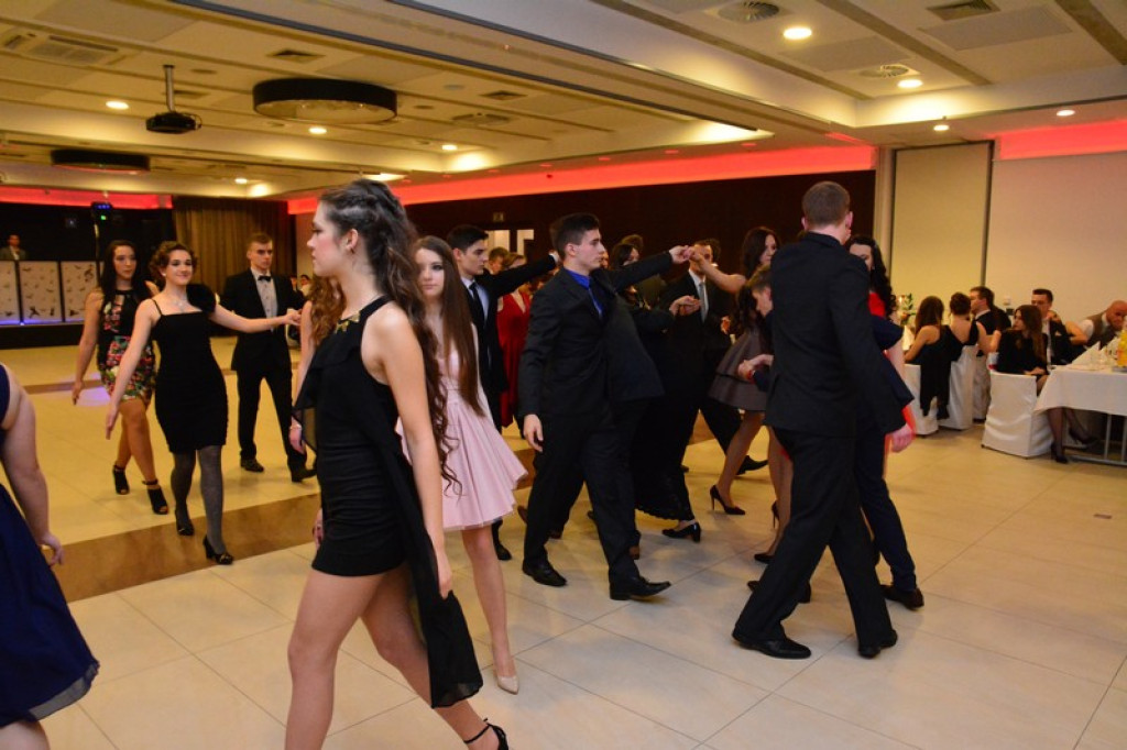 Studniówki 2016: Maturzyści I LO w Brzegu, zatańczyli reprezentacyjnego poloneza [galeria zdjęć]