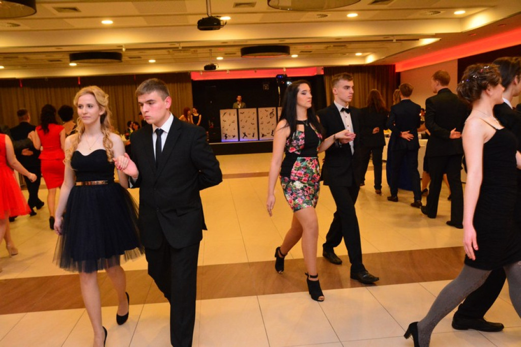 Studniówki 2016: Maturzyści I LO w Brzegu, zatańczyli reprezentacyjnego poloneza [galeria zdjęć]