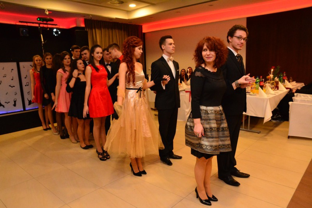 Studniówki 2016: Maturzyści I LO w Brzegu, zatańczyli reprezentacyjnego poloneza [galeria zdjęć]
