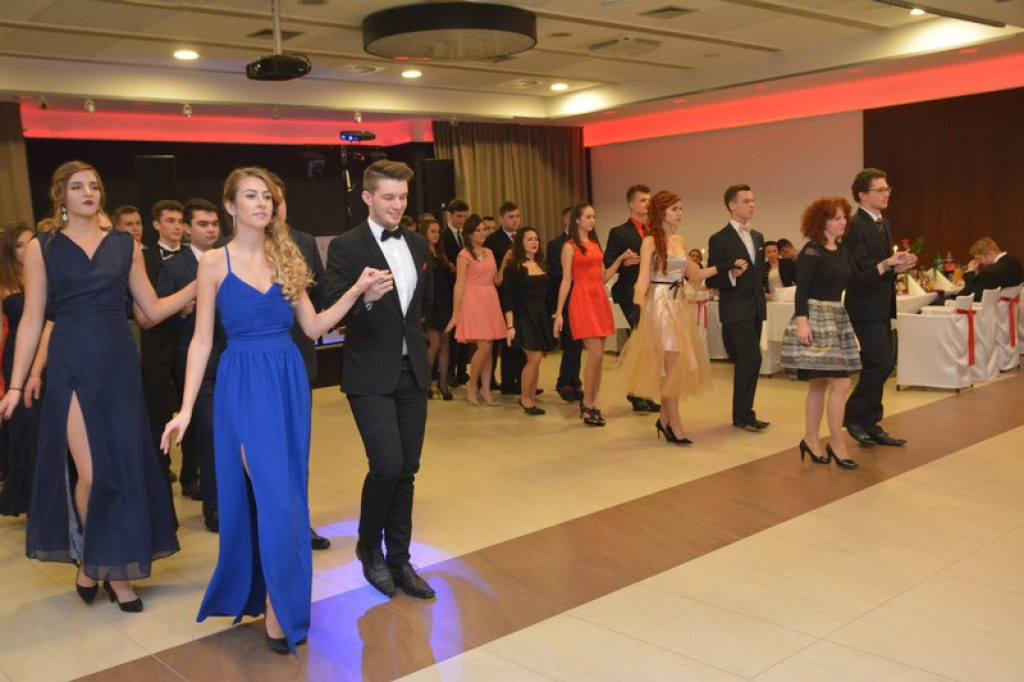 Studniówki 2016: Maturzyści I LO w Brzegu, zatańczyli reprezentacyjnego poloneza [galeria zdjęć]