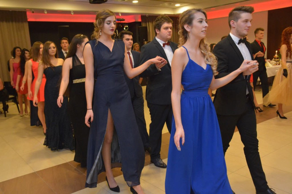 Studniówki 2016: Maturzyści I LO w Brzegu, zatańczyli reprezentacyjnego poloneza [galeria zdjęć]