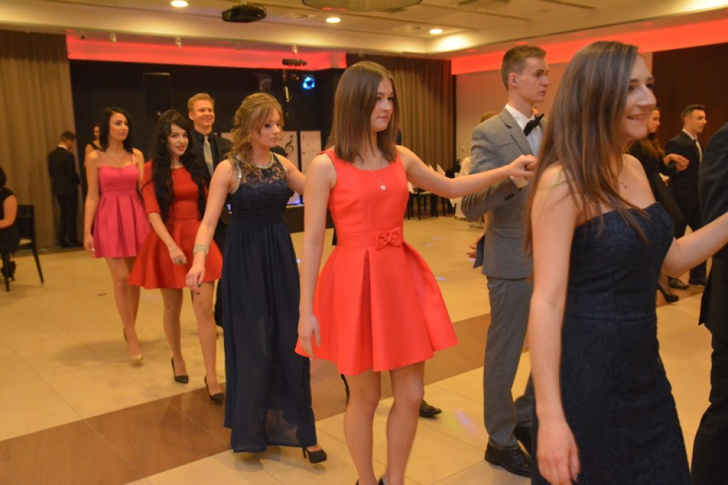 Studniówki 2016: Maturzyści I LO w Brzegu, zatańczyli reprezentacyjnego poloneza [galeria zdjęć]