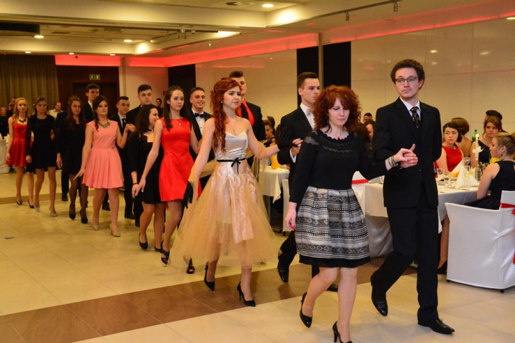 Studniówki 2016: Maturzyści I LO w Brzegu, zatańczyli reprezentacyjnego poloneza [galeria zdjęć]