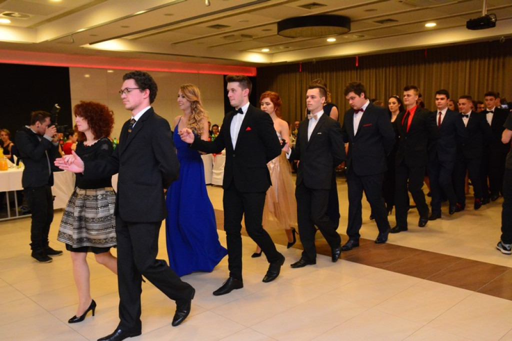 Studniówki 2016: Maturzyści I LO w Brzegu, zatańczyli reprezentacyjnego poloneza [galeria zdjęć]