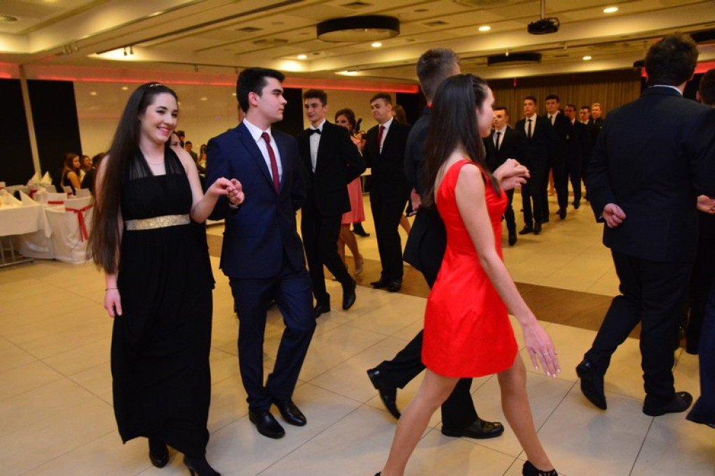 Studniówki 2016: Maturzyści I LO w Brzegu, zatańczyli reprezentacyjnego poloneza [galeria zdjęć]