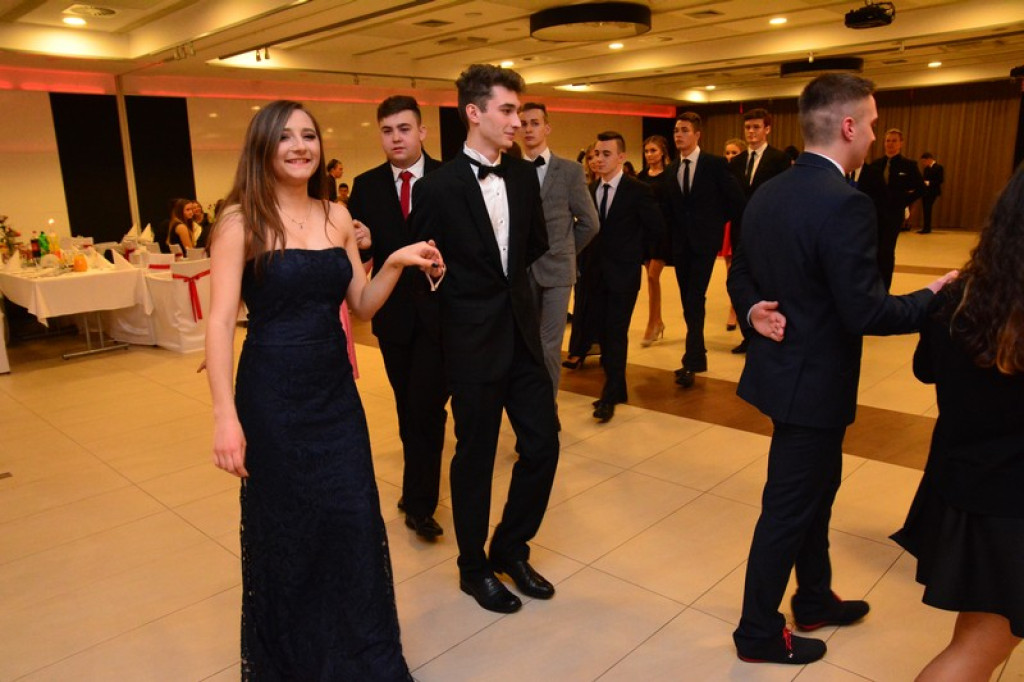 Studniówki 2016: Maturzyści I LO w Brzegu, zatańczyli reprezentacyjnego poloneza [galeria zdjęć]