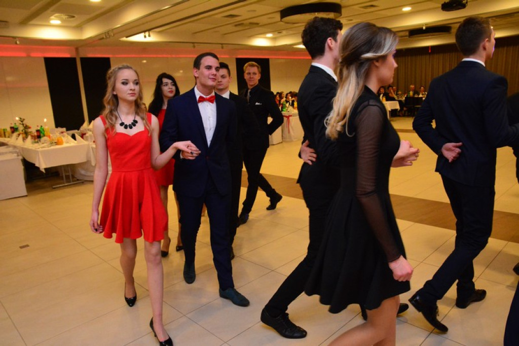 Studniówki 2016: Maturzyści I LO w Brzegu, zatańczyli reprezentacyjnego poloneza [galeria zdjęć]