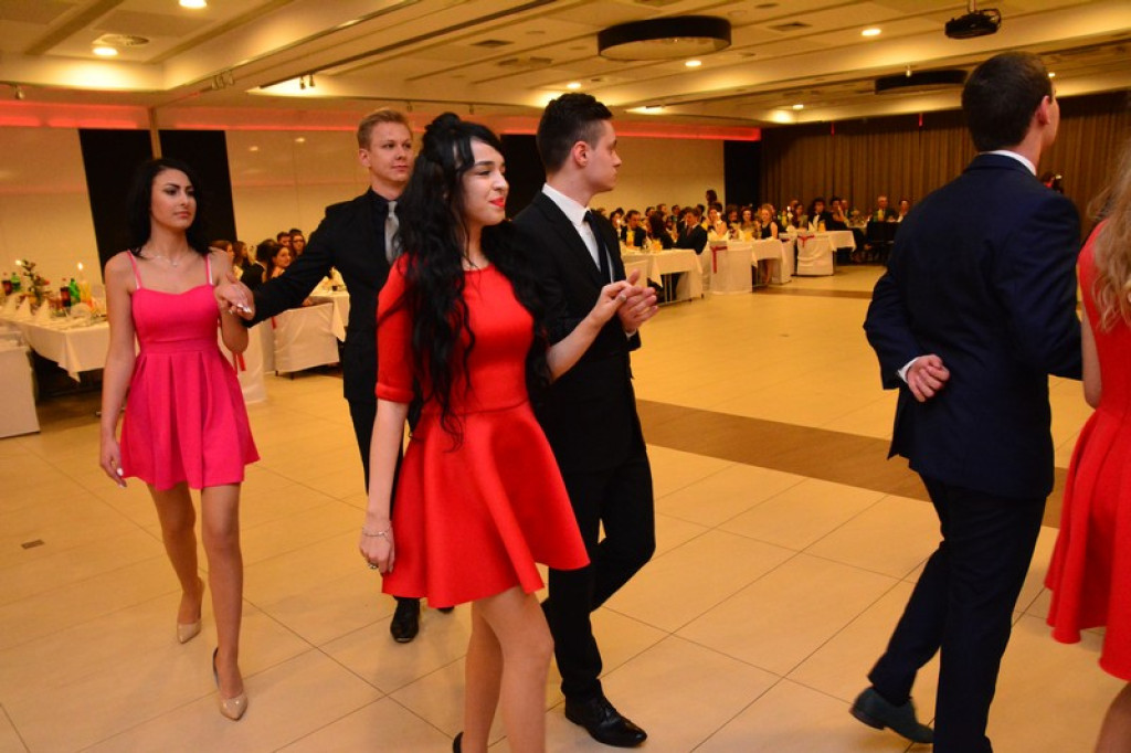 Studniówki 2016: Maturzyści I LO w Brzegu, zatańczyli reprezentacyjnego poloneza [galeria zdjęć]