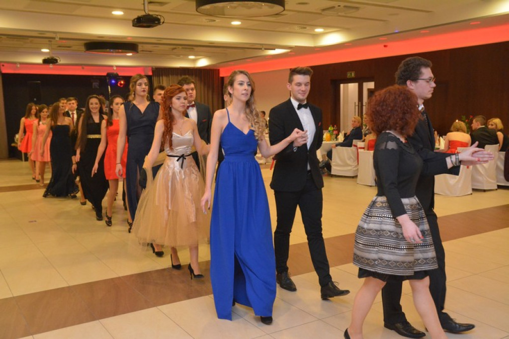 Studniówki 2016: Maturzyści I LO w Brzegu, zatańczyli reprezentacyjnego poloneza [galeria zdjęć]
