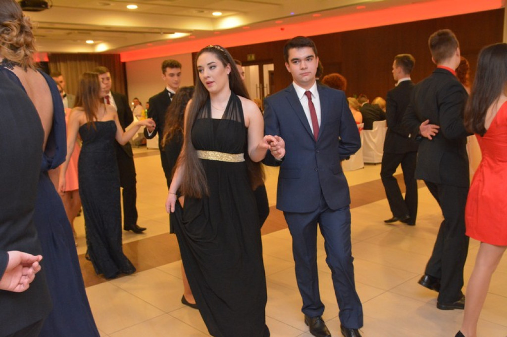 Studniówki 2016: Maturzyści I LO w Brzegu, zatańczyli reprezentacyjnego poloneza [galeria zdjęć]