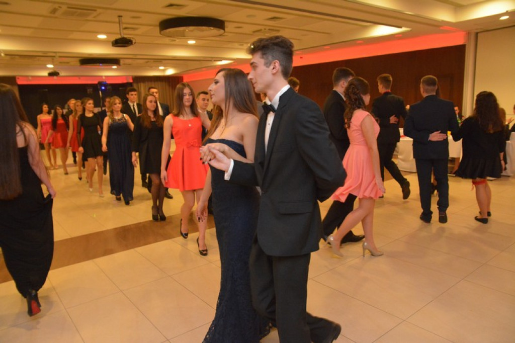 Studniówki 2016: Maturzyści I LO w Brzegu, zatańczyli reprezentacyjnego poloneza [galeria zdjęć]