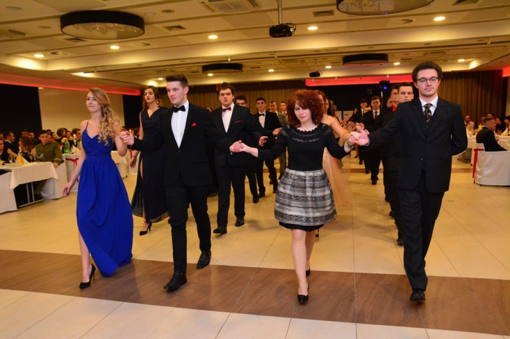 Studniówki 2016: Maturzyści I LO w Brzegu, zatańczyli reprezentacyjnego poloneza [galeria zdjęć]
