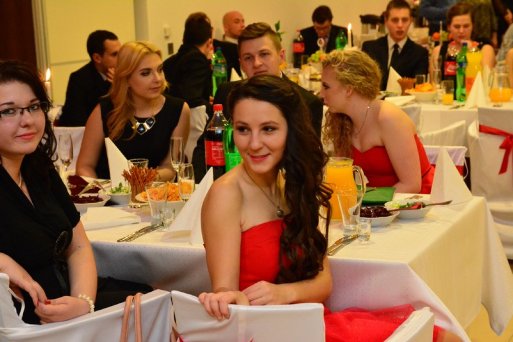 Studniówki 2016: Maturzyści I LO w Brzegu, zatańczyli reprezentacyjnego poloneza [galeria zdjęć]