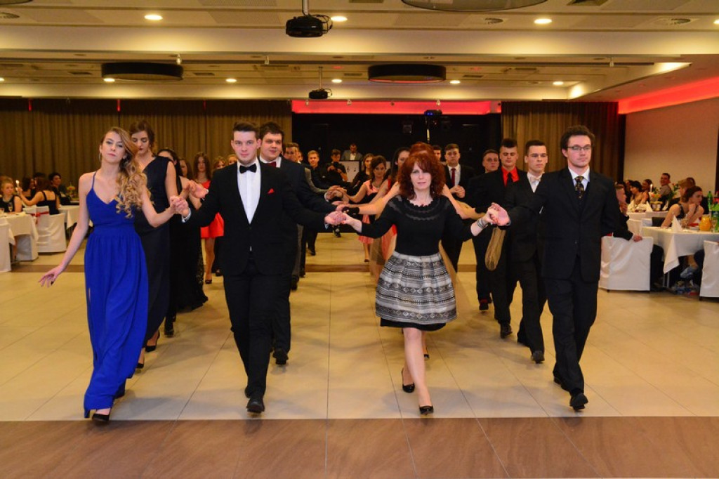 Studniówki 2016: Maturzyści I LO w Brzegu, zatańczyli reprezentacyjnego poloneza [galeria zdjęć]
