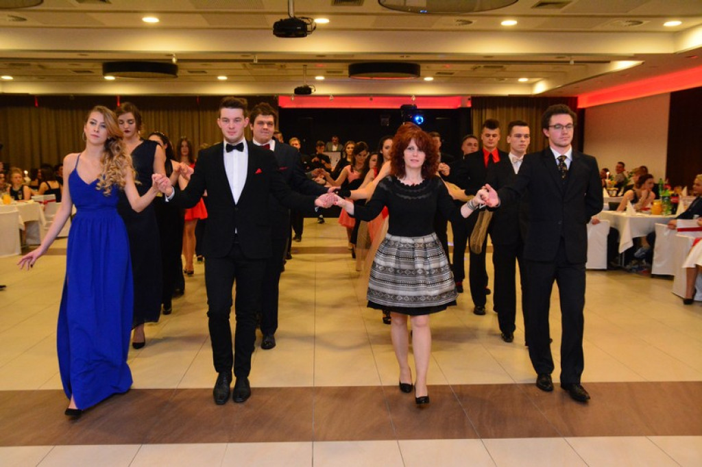 Studniówki 2016: Maturzyści I LO w Brzegu, zatańczyli reprezentacyjnego poloneza [galeria zdjęć]