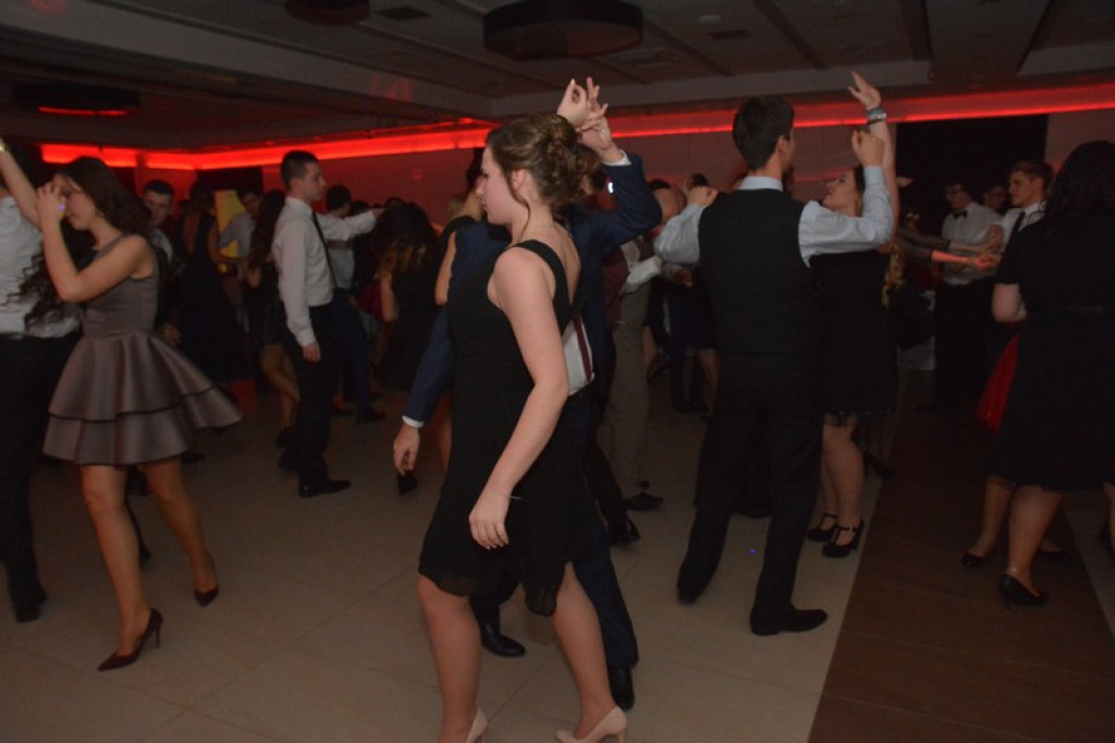 Studniówki 2016: Maturzyści I LO w Brzegu, zatańczyli reprezentacyjnego poloneza [galeria zdjęć]