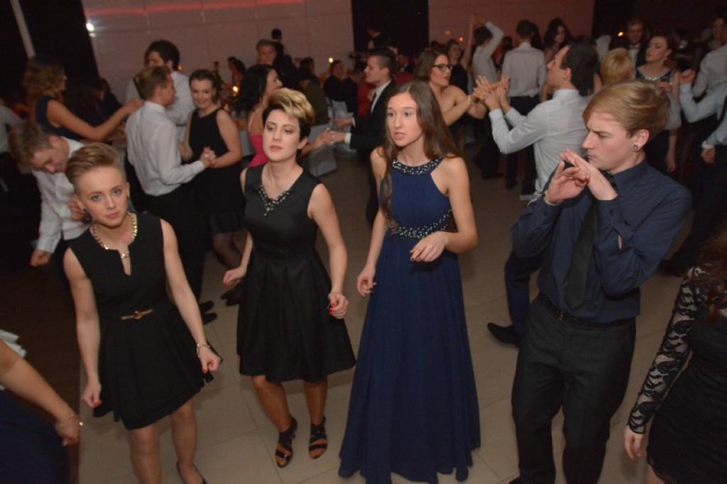 Studniówki 2016: Maturzyści I LO w Brzegu, zatańczyli reprezentacyjnego poloneza [galeria zdjęć]