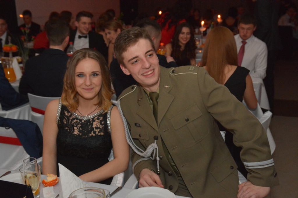 Studniówki 2016: Maturzyści I LO w Brzegu, zatańczyli reprezentacyjnego poloneza [galeria zdjęć]