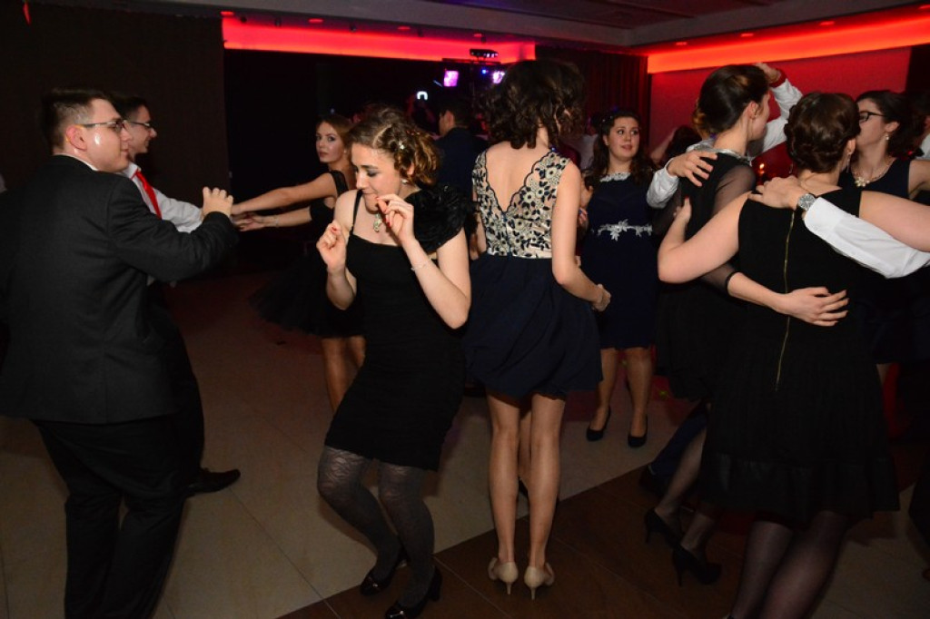 Studniówki 2016: Maturzyści I LO w Brzegu, zatańczyli reprezentacyjnego poloneza [galeria zdjęć]