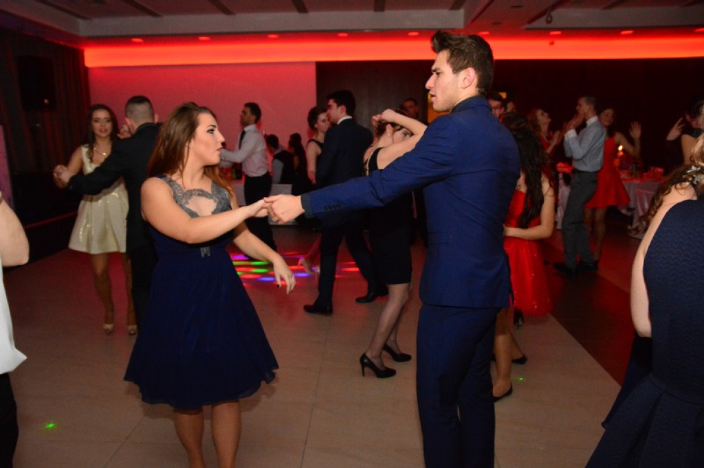 Studniówki 2016: Maturzyści I LO w Brzegu, zatańczyli reprezentacyjnego poloneza [galeria zdjęć]