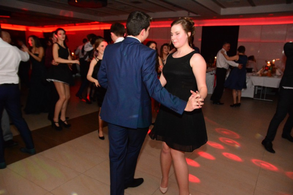 Studniówki 2016: Maturzyści I LO w Brzegu, zatańczyli reprezentacyjnego poloneza [galeria zdjęć]