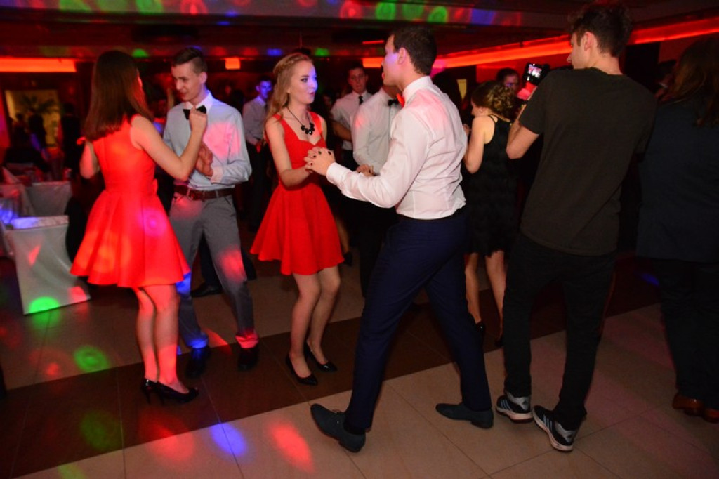 Studniówki 2016: Maturzyści I LO w Brzegu, zatańczyli reprezentacyjnego poloneza [galeria zdjęć]