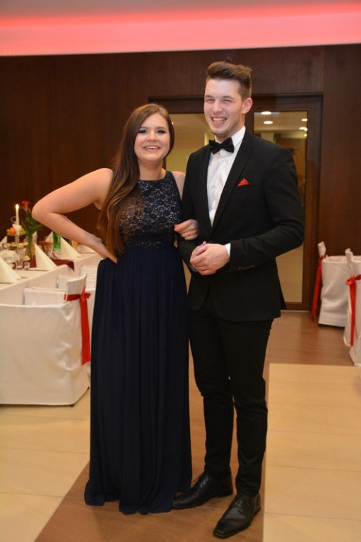 Studniówki 2016: Maturzyści I LO w Brzegu, zatańczyli reprezentacyjnego poloneza [galeria zdjęć]