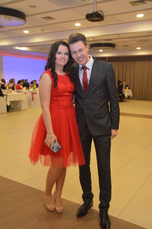 Studniówki 2016: Maturzyści I LO w Brzegu, zatańczyli reprezentacyjnego poloneza [galeria zdjęć]