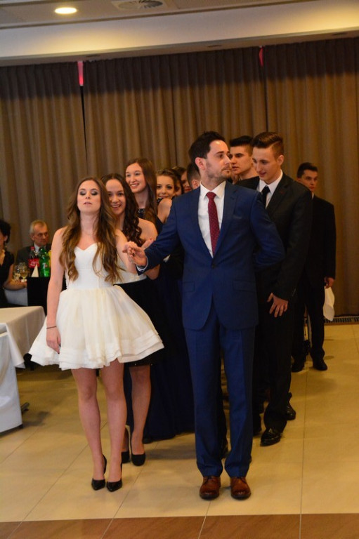 Studniówki 2016: Maturzyści I LO w Brzegu, zatańczyli reprezentacyjnego poloneza [galeria zdjęć]