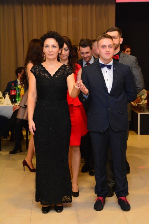 Studniówki 2016: Maturzyści I LO w Brzegu, zatańczyli reprezentacyjnego poloneza [galeria zdjęć]