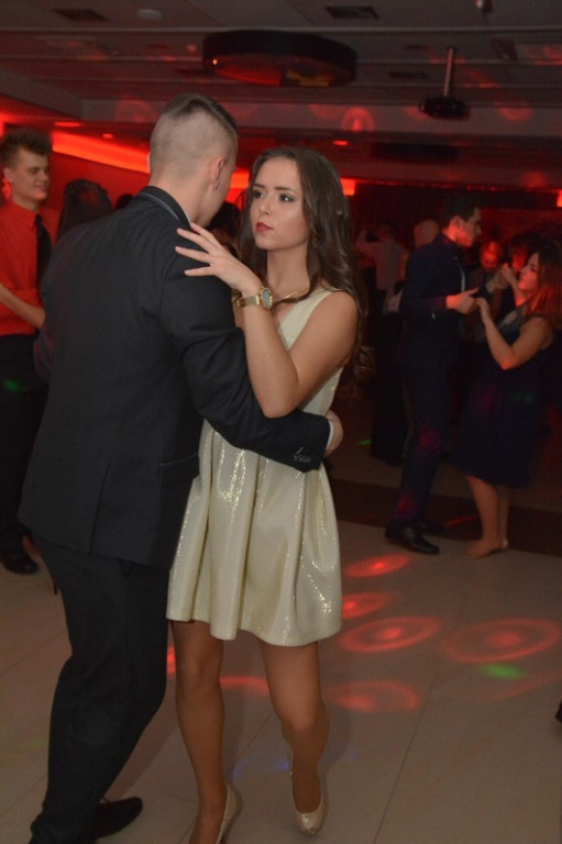 Studniówki 2016: Maturzyści I LO w Brzegu, zatańczyli reprezentacyjnego poloneza [galeria zdjęć]