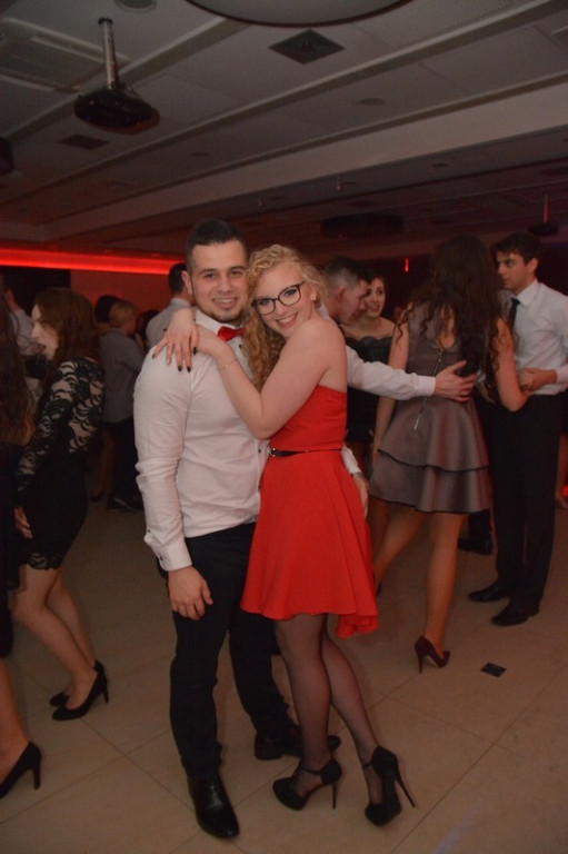 Studniówki 2016: Maturzyści I LO w Brzegu, zatańczyli reprezentacyjnego poloneza [galeria zdjęć]