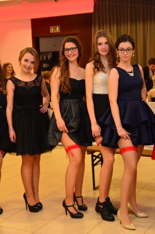 Studniówki 2016: Maturzyści I LO w Brzegu, zatańczyli reprezentacyjnego poloneza [galeria zdjęć]